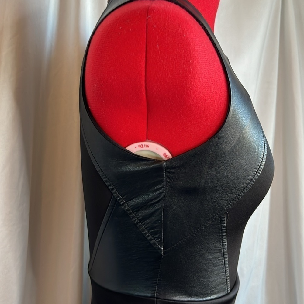 XS10 Suzy shein sleeveless leather like detailed dress - Picture 5 of 13